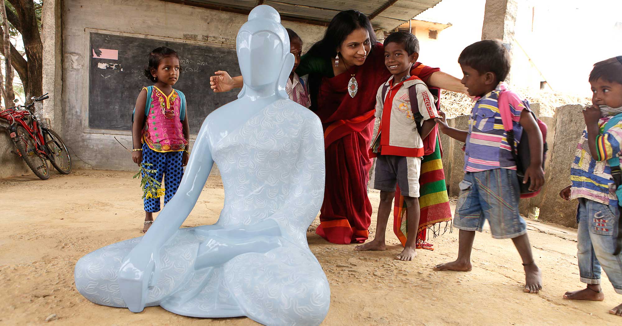 Sangeeta Abhay showing peace messenger sculpture to children with a vision to follow the buddha's path